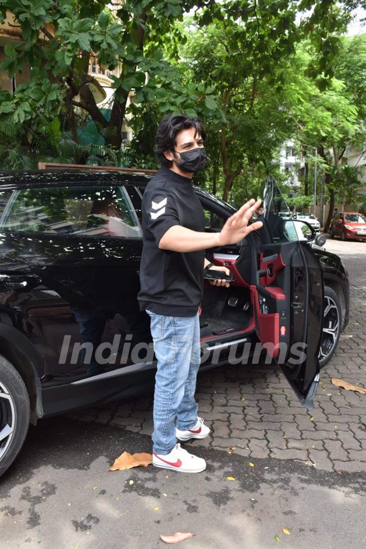 Kartik Aaryan spotted in Juhu