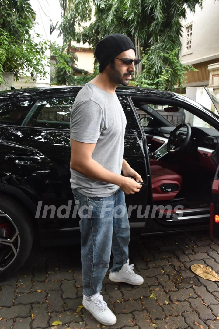 Kartik Aaryan snapped in Juhu