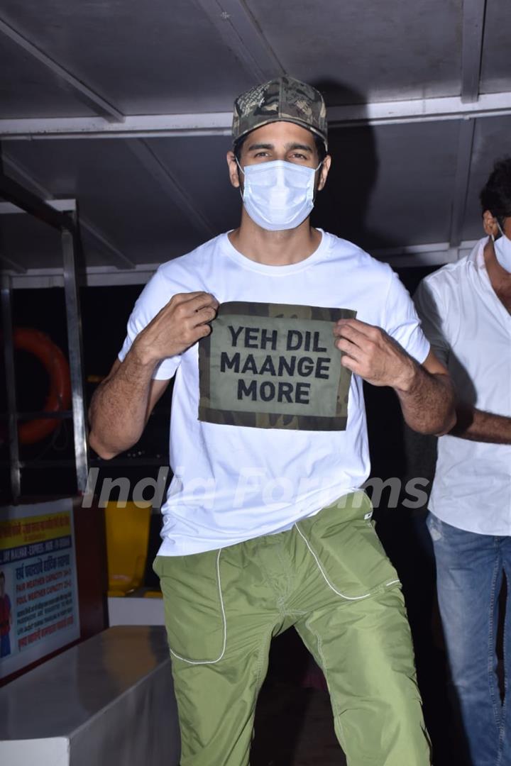 Sidharth Malhotra snapped at Versova Jetty