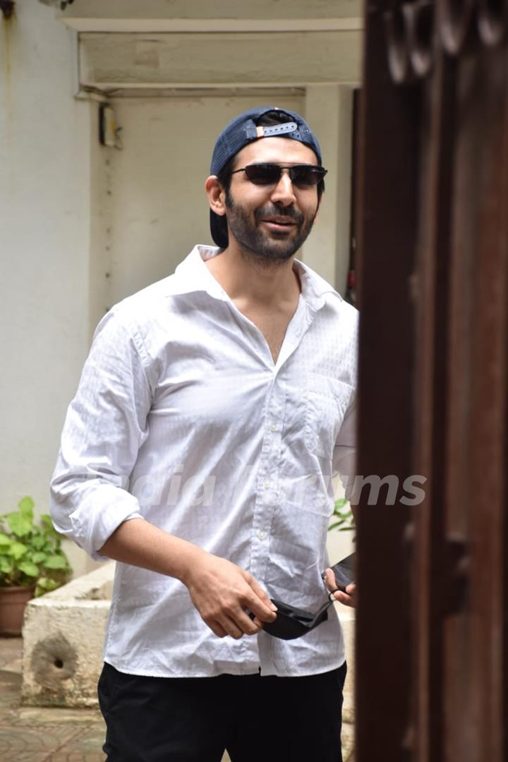 Kartik Aaryan snapped in Juhu