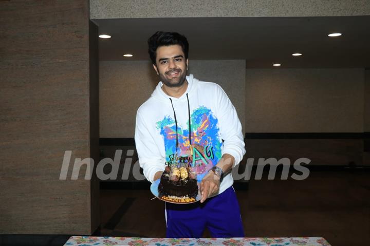 Maniesh Paul celebrates his birthday with media