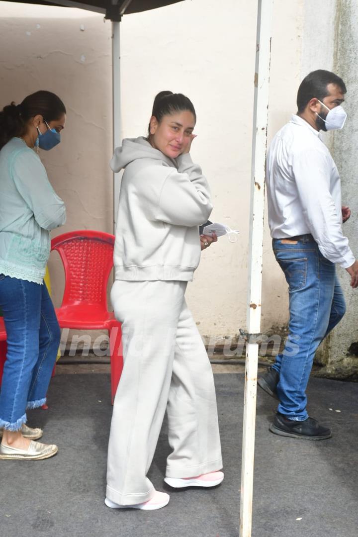 Kareena Kapoor Khan snapped sporting a No-Makeup look at Mehboob studio