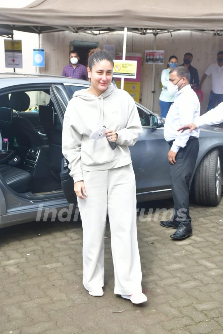 Kareena Kapoor Khan snapped sporting a No-Makeup look at Mehboob studio