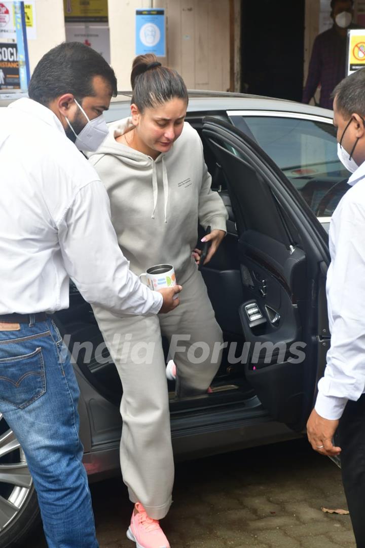 Kareena Kapoor Khan snapped sporting a No-Makeup look at Mehboob studio