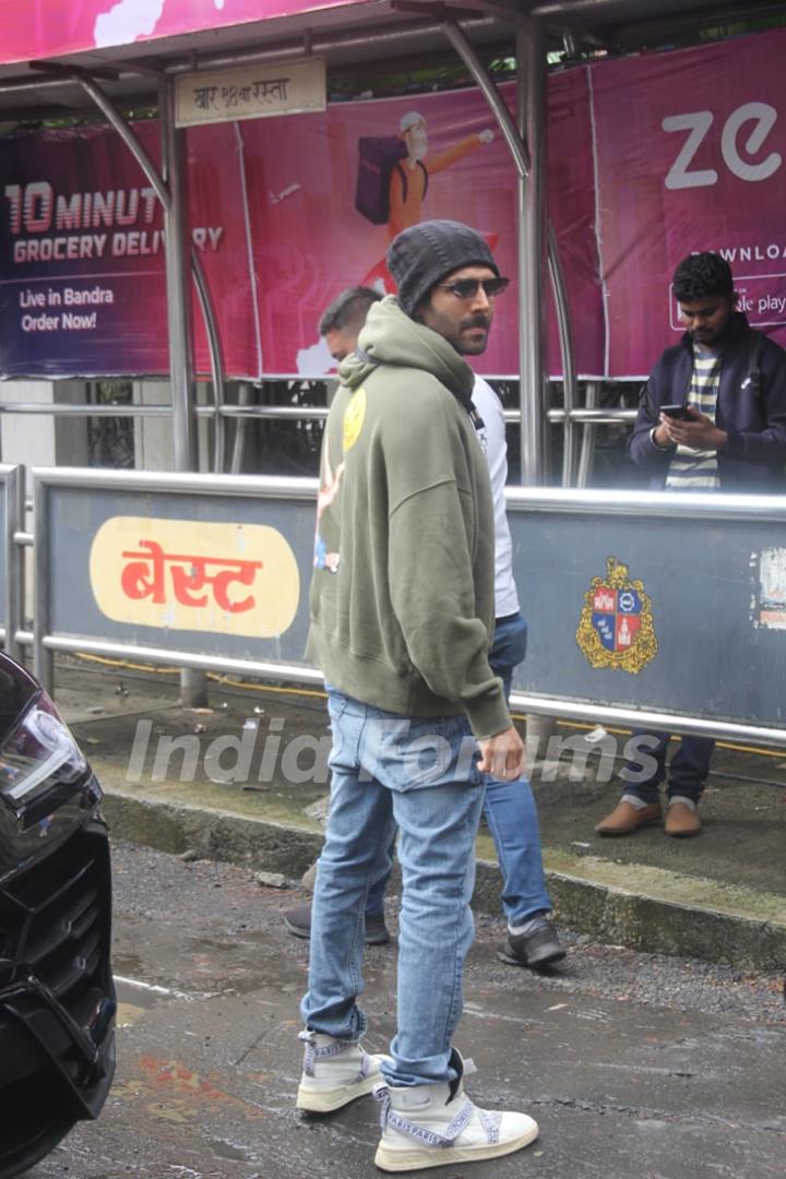 Kartik Aaryan snapped at shoot location in Khar