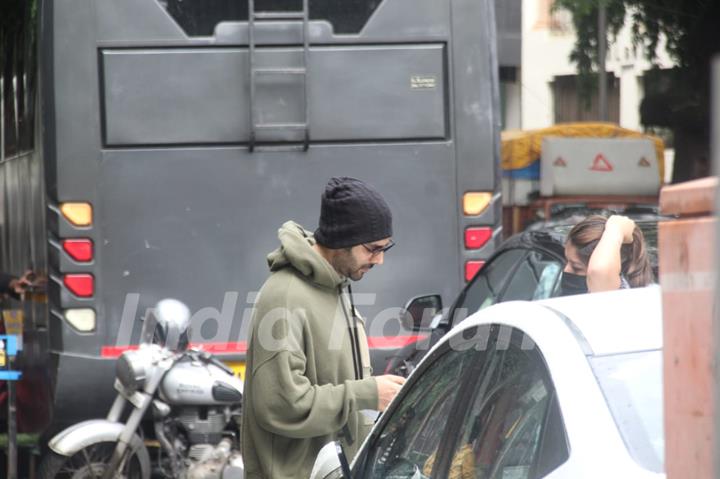 Kartik Aaryan snapped at shoot location in Khar