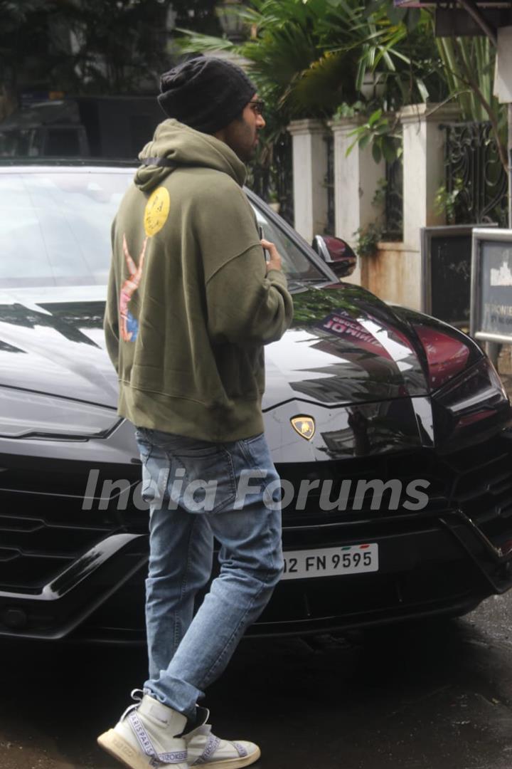 Kartik Aaryan snapped at shoot location in Khar