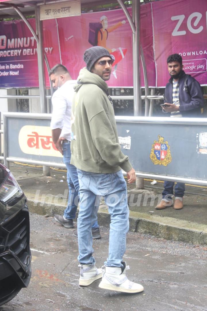 Kartik Aaryan snapped at shoot location in Khar