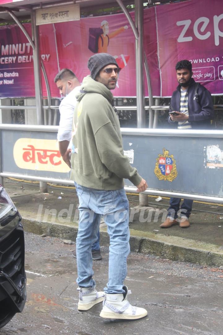 Kartik Aaryan snapped at shoot location in Khar