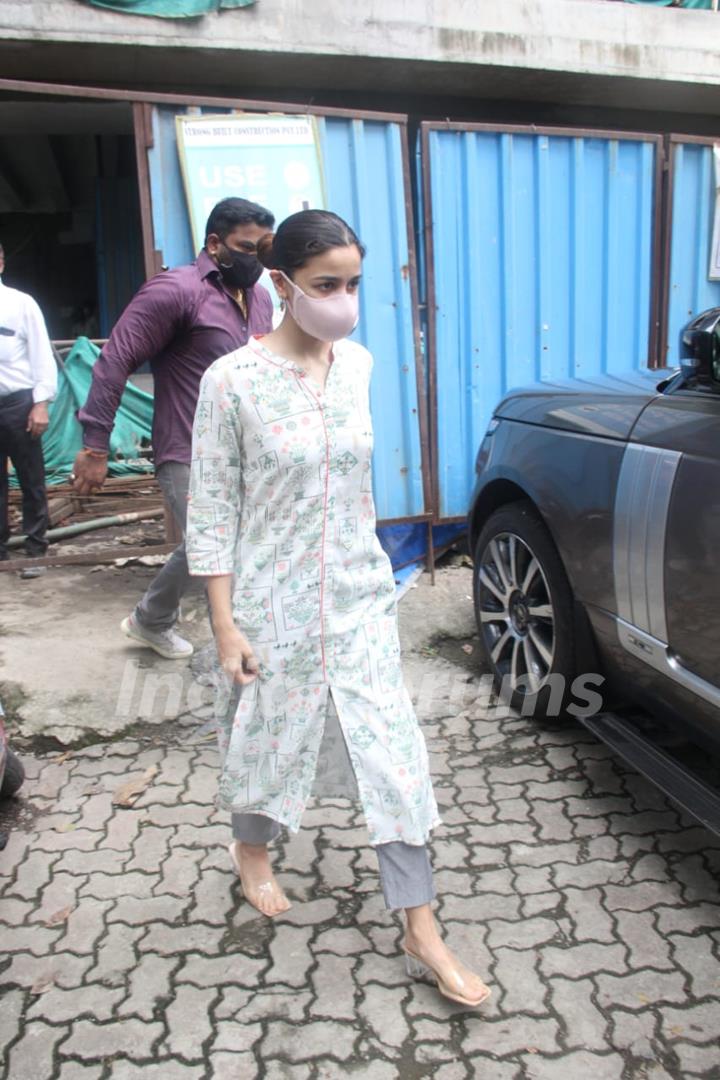 Alia Bhatt and Neetu Kapoor snapped at Krishnaraj Bungalow