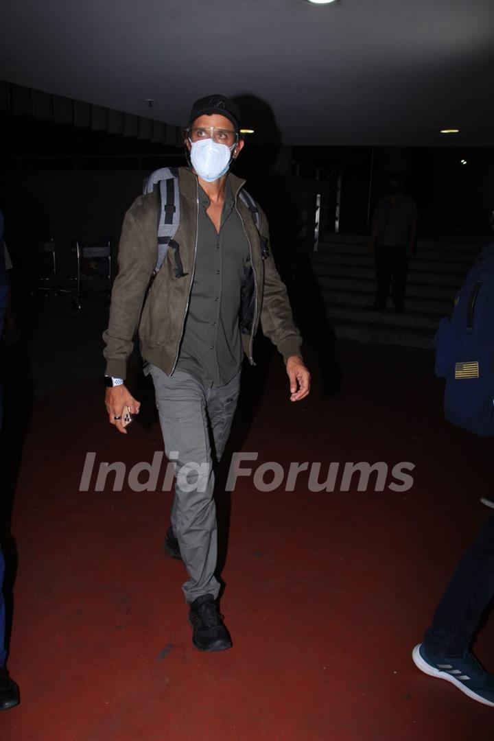 Hrithik Roshan spotted ariving at Mumbai airport