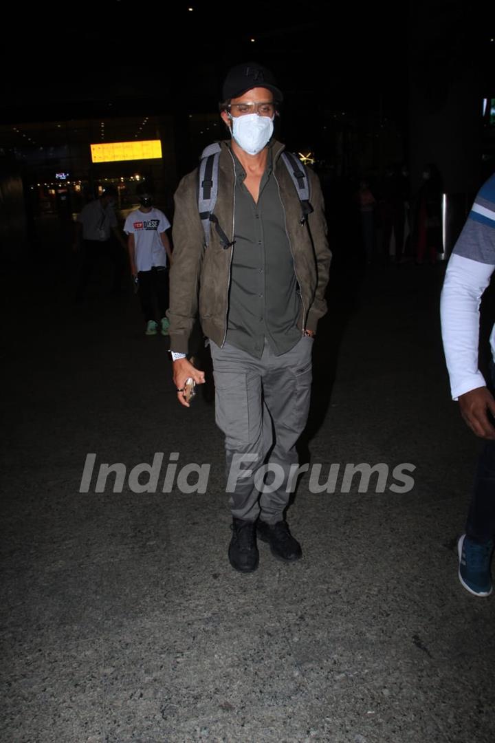 Hrithik Roshan spotted ariving at Mumbai airport