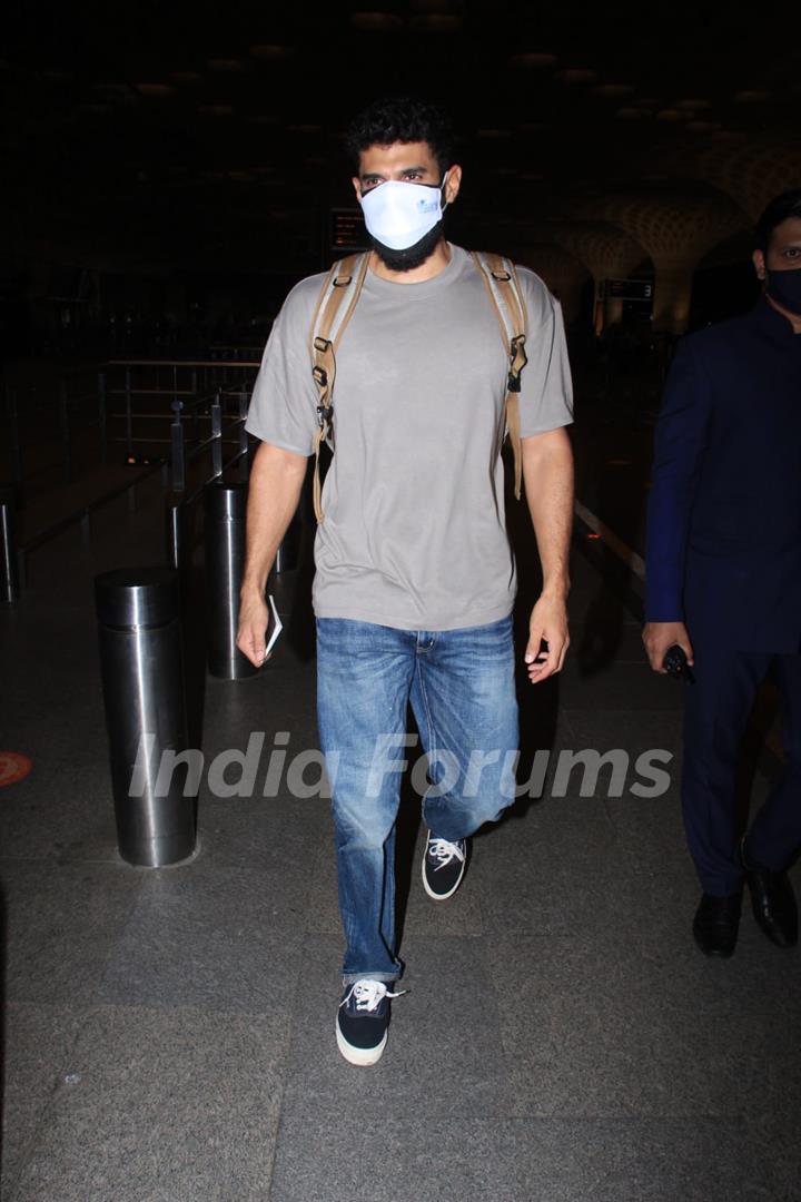 Aditya Roy Kapur snapped at Mumbai airport