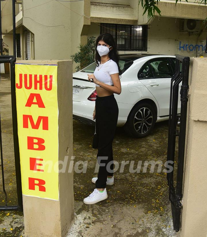 Anjini Dhawan snapped at Kromakay salon in Juhu