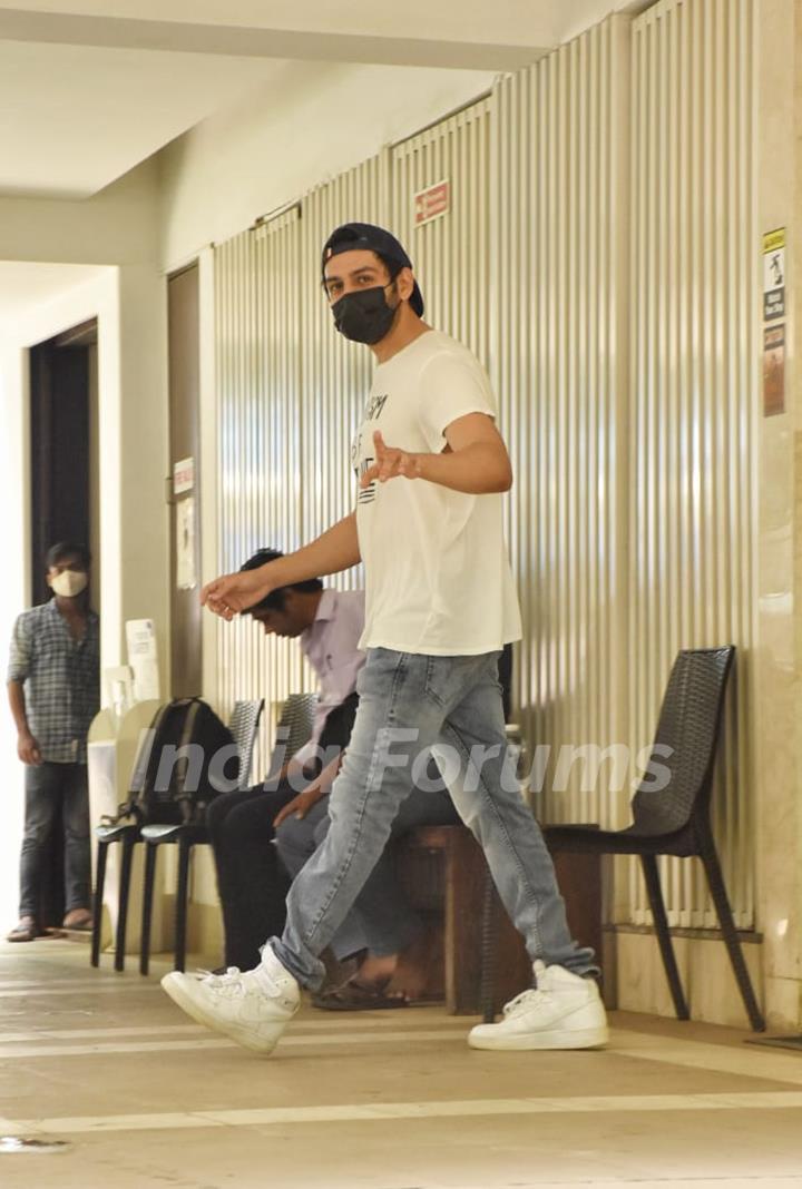 Kartik Aaryan snapped in Juhu