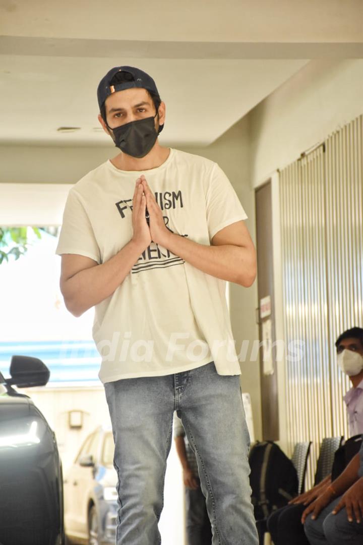 Kartik Aaryan snapped in Juhu