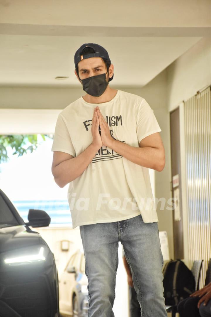 Kartik Aaryan snapped in Juhu