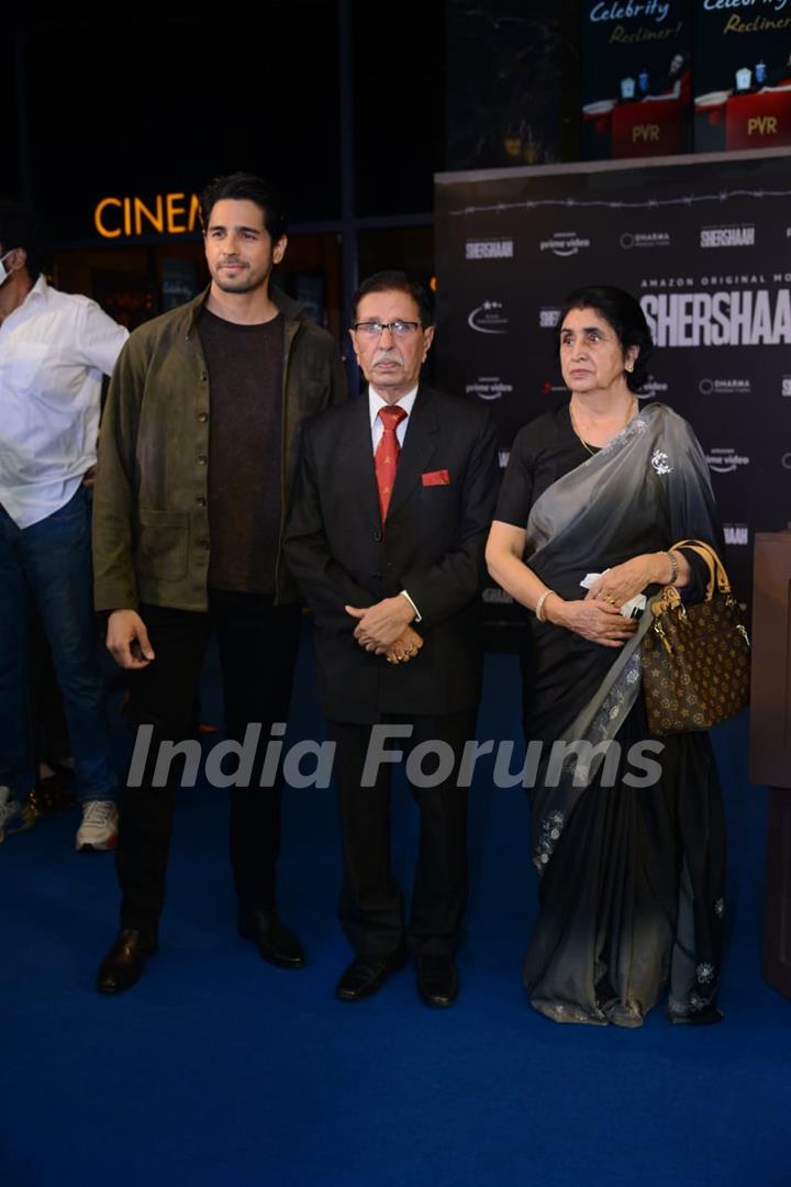 Sidharth Malhotra with Vikram Batra's parents at the screening of Shershaah in Delhi