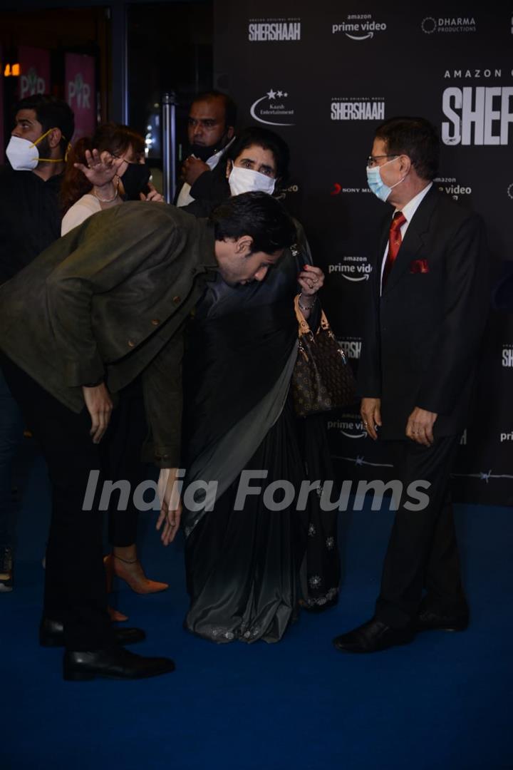 Sidharth Malhotra greets Vikram Batra's parents at the screening of Shershaah in Delhi