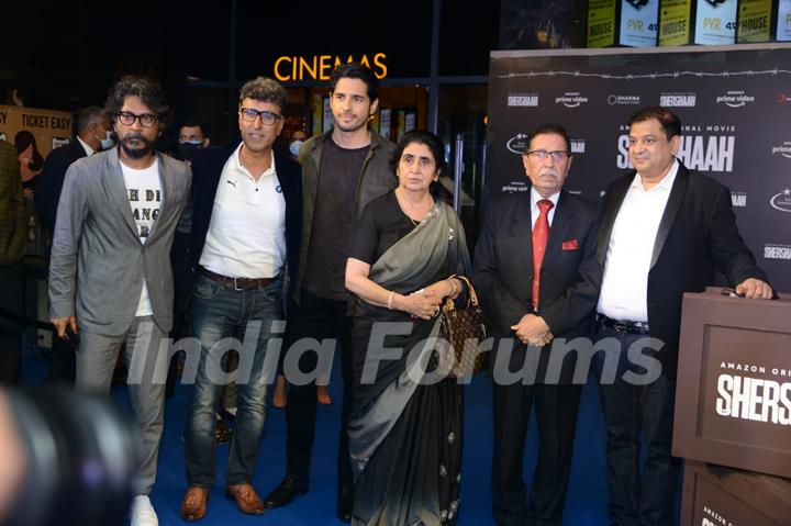 Sidharth Malhotra with Vikram Batra's parents at the screening of Shershaah in Delhi