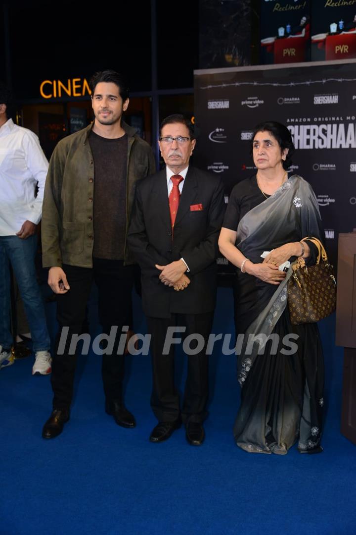 Sidharth Malhotra with Vikram Batra's parents at the screening of Shershaah in Delhi