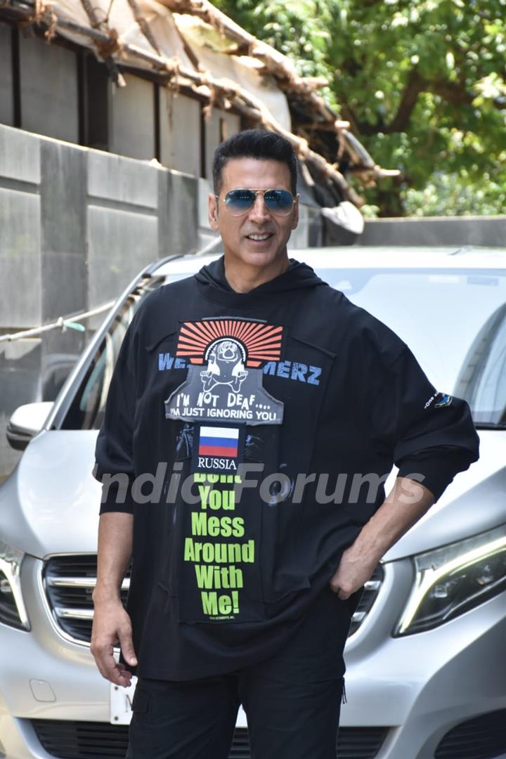 Akshay Kumar poses for paparazzi at the promotions of Bell Bottom