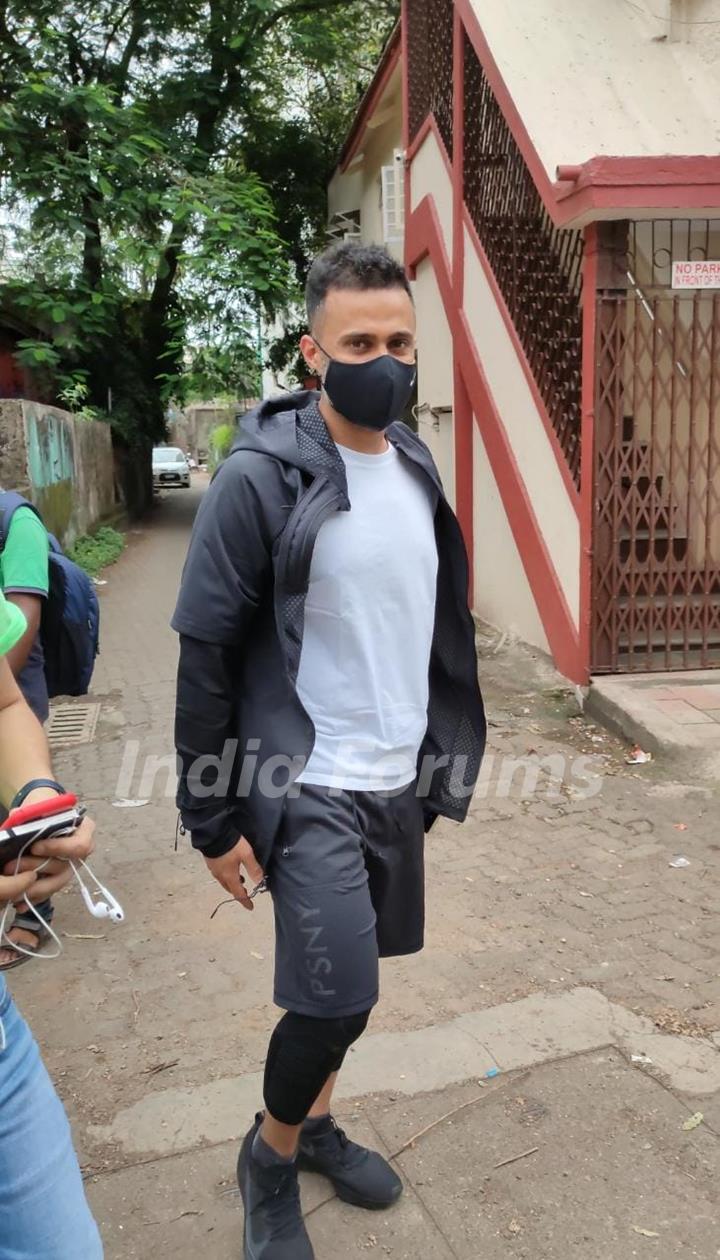 Sonam Kapoor's husband Anand Ahuja spotted house hunting in Bandra