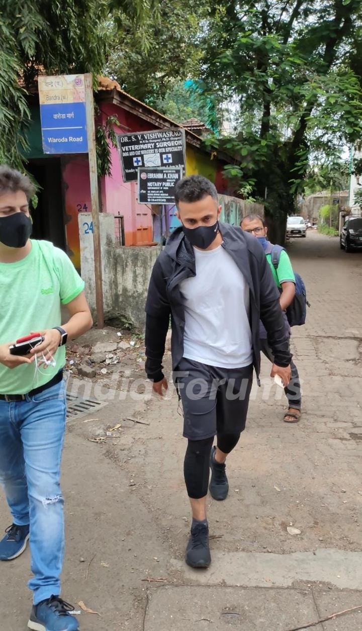 Sonam Kapoor's husband Anand Ahuja spotted house hunting in Bandra