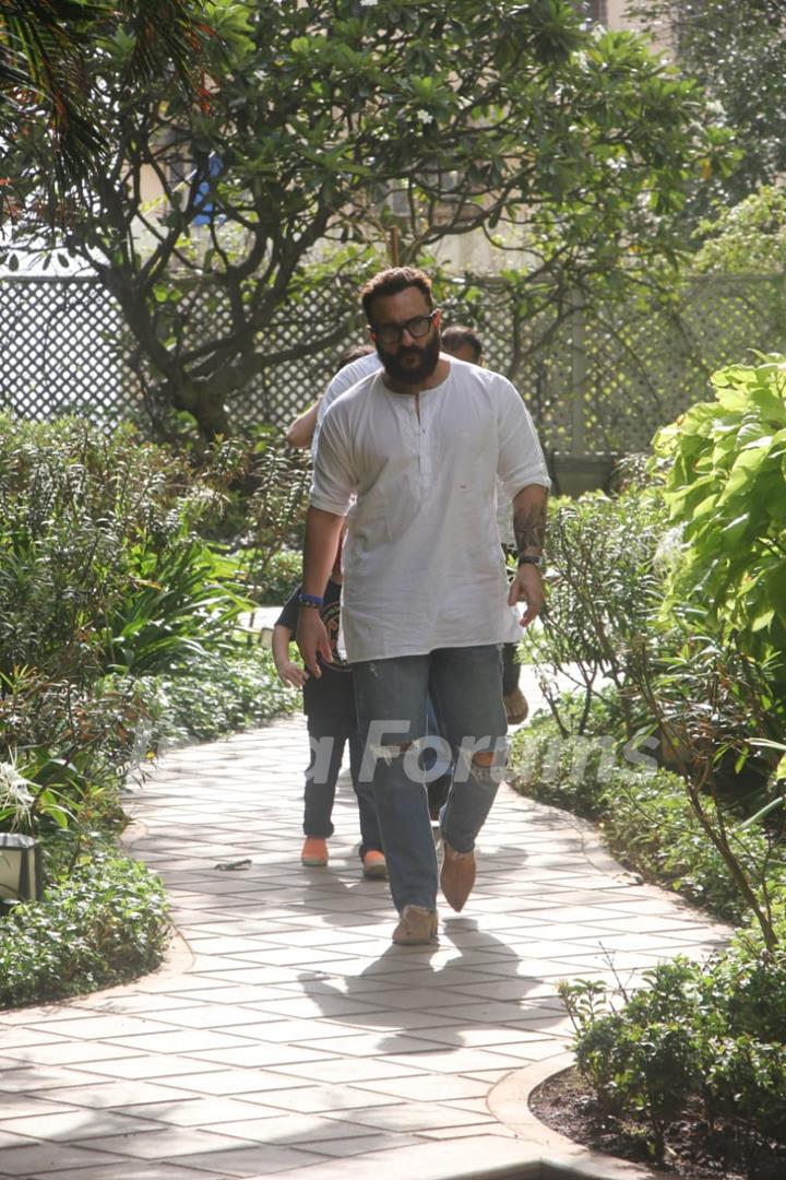 Saif Ali Khan snapped at Randhir Kapoor's house in Bandra