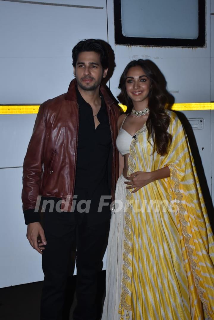 Kiara Advani and Sidharth Malhotra on the sets of The Kapil Sharma Show!