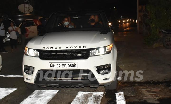 Shah Rukh Khan reaches his home Mannat