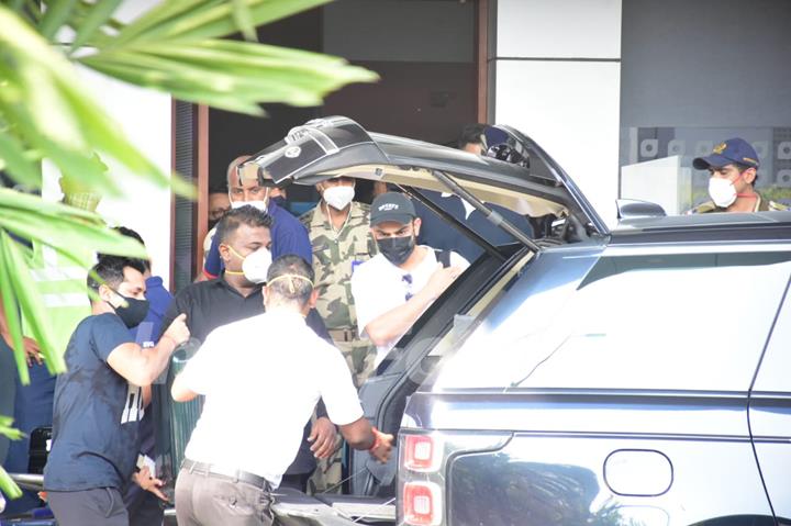 Virat Kohli and Anushka Sharma spotted at Kalina airport