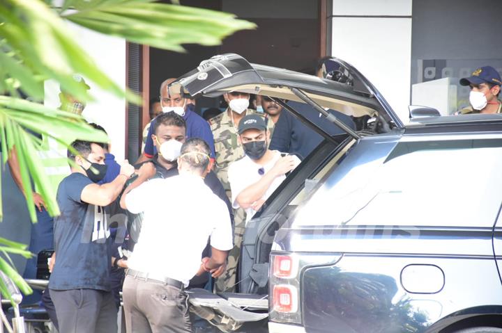 Virat Kohli and Anushka Sharma spotted at Kalina airport