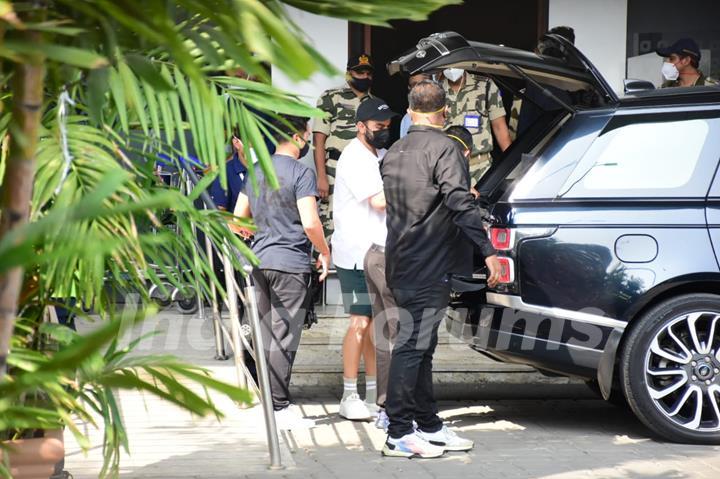 Virat Kohli and Anushka Sharma spotted at Kalina airport