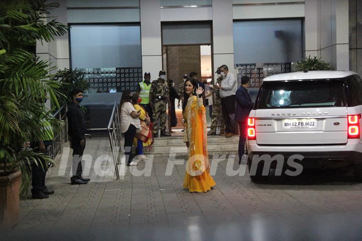 Katrina kaif and Vicky Kaushal spotted at Kalina airport 