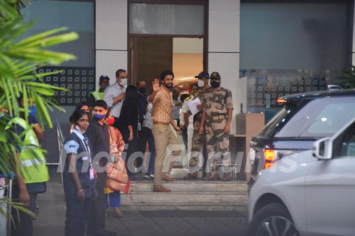 Katrina kaif and Vicky Kaushal spotted at Kalina airport 