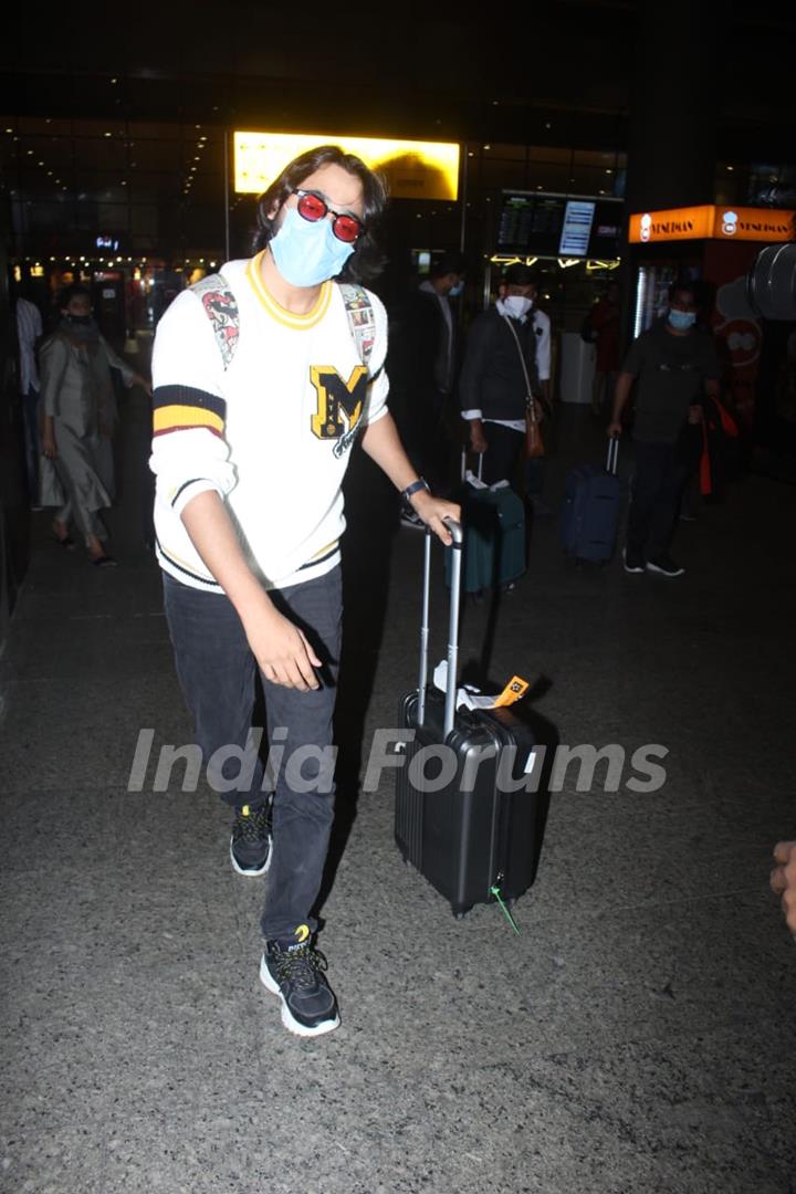 Bhuvan Bam at airport arrival 