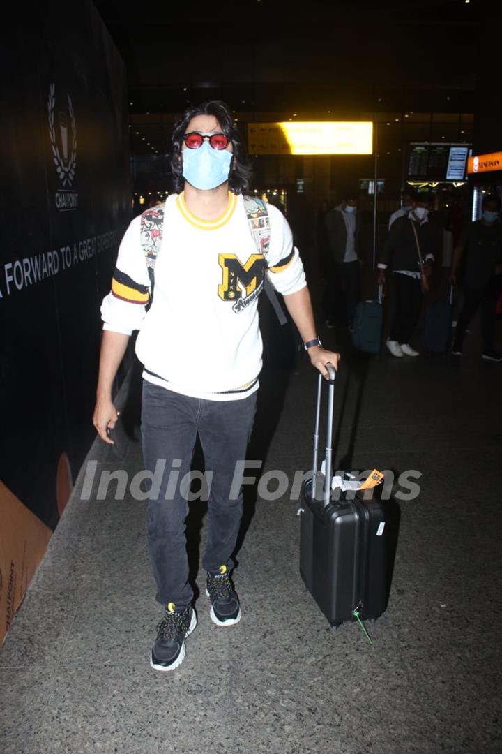 Bhuvan Bam at airport arrival 