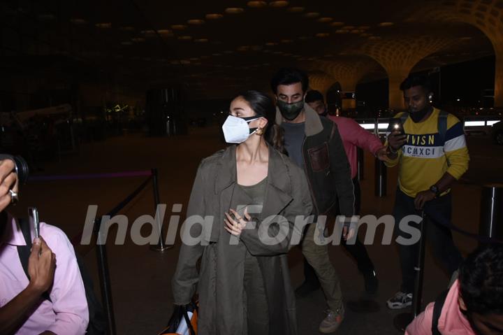 Ranbir Kapoor and Alia Bhatt papped at the airport