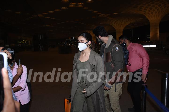 Ranbir Kapoor and Alia Bhatt papped at the airport