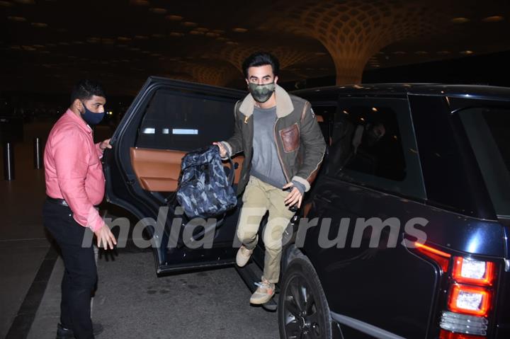 Ranbir Kapoor and Alia Bhatt papped at the airport