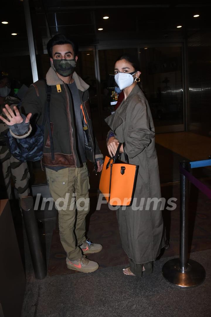 Ranbir Kapoor and Alia Bhatt papped at the airport