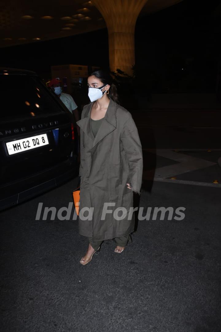 Ranbir Kapoor and Alia Bhatt papped at the airport