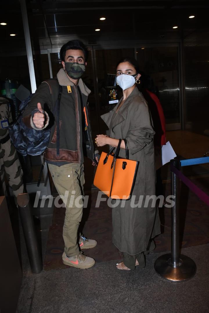 Ranbir Kapoor and Alia Bhatt papped at the airport