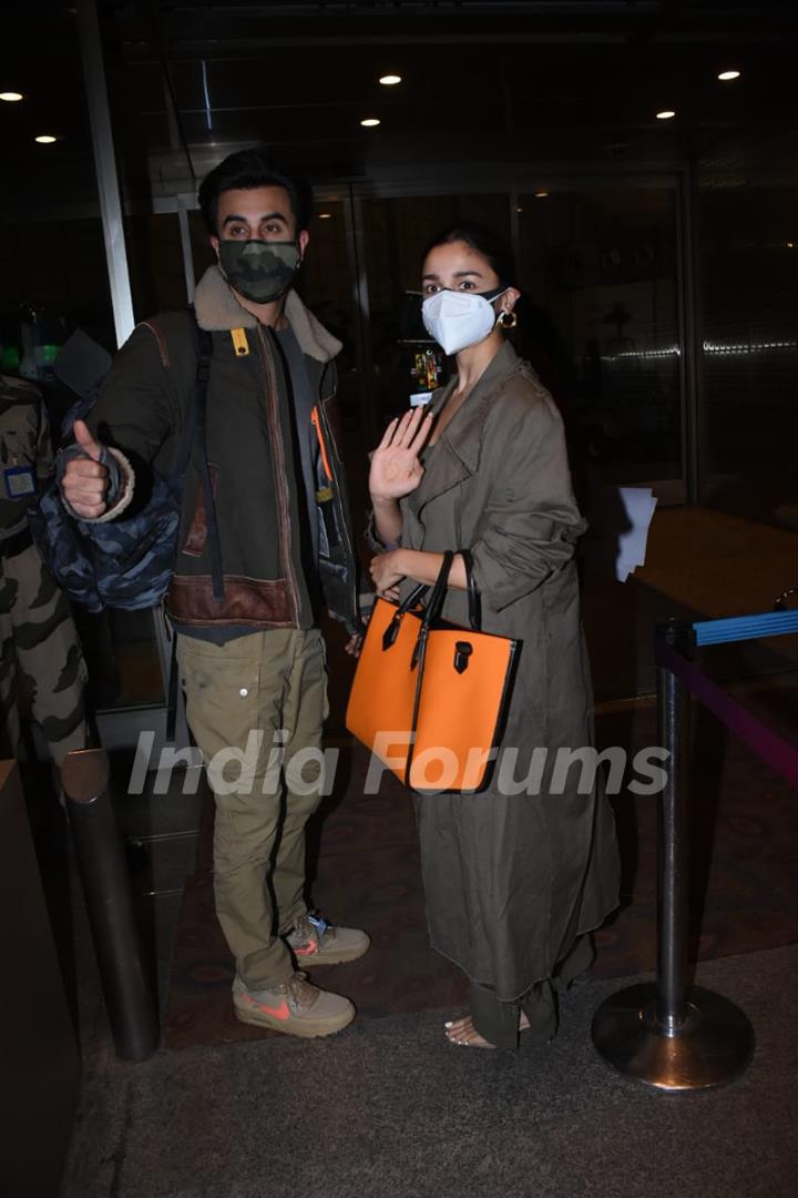Ranbir Kapoor and Alia Bhatt papped at the airport