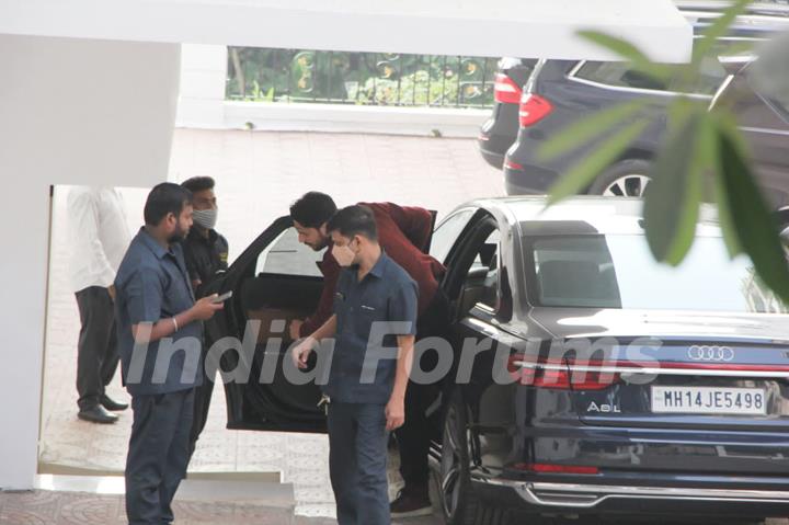 Sidharth Malhotra and Kiara Advani spotted at the airport arrival 