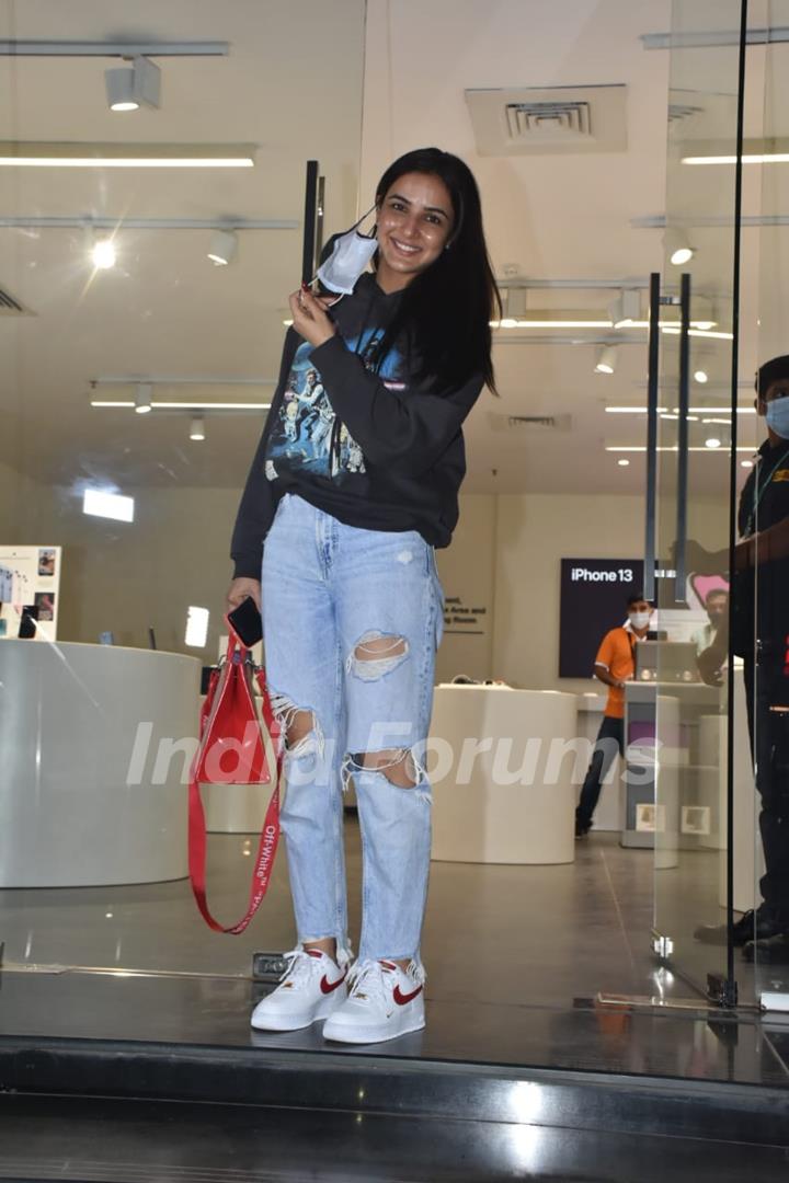 Jasmin Bhasin spotted in santacruz 