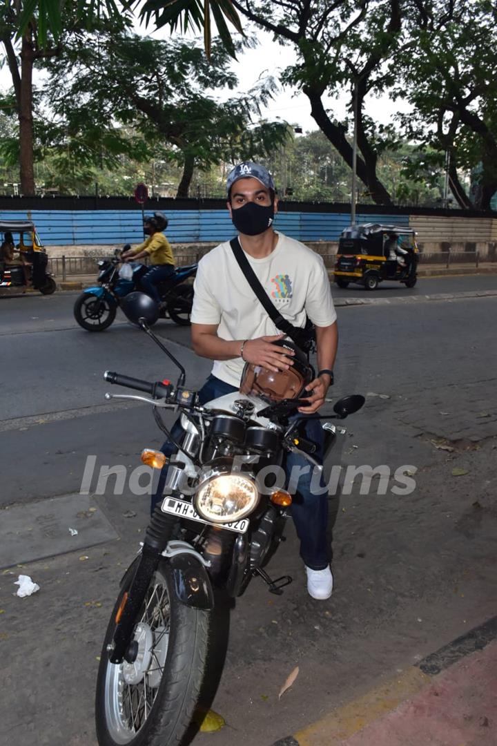 Sunny Kaushal and Sharvari Wagh spotted in Juhu