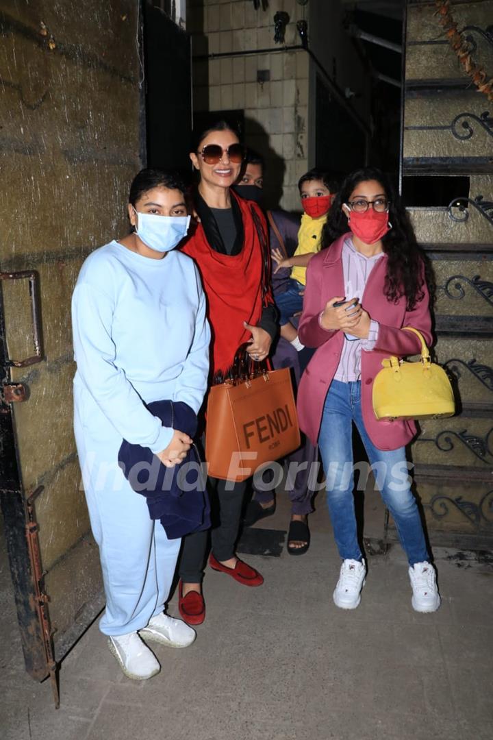 Sushmita Sen With Family Snapped in Bandra