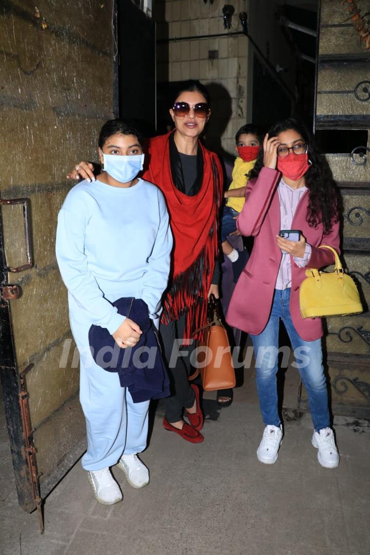 Sushmita Sen With Family Snapped in Bandra